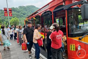 您隔这慢跑呢？拉师傅66分钟替补登场后依然在眼神防守